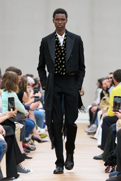 Look 30